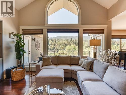 943 Riverview Place, Castlegar, BC - Indoor Photo Showing Living Room