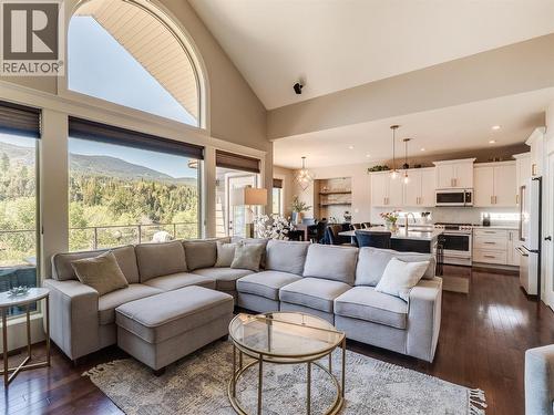 943 Riverview Place, Castlegar, BC - Indoor Photo Showing Living Room