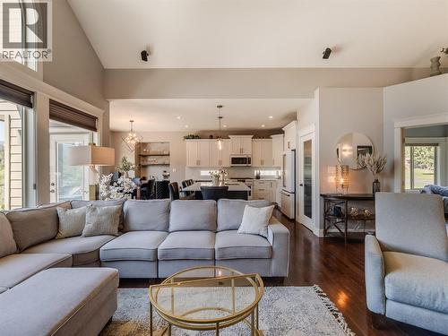 943 Riverview Place, Castlegar, BC - Indoor Photo Showing Living Room