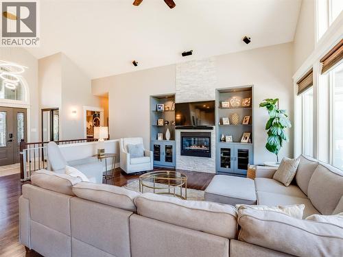 943 Riverview Place, Castlegar, BC - Indoor Photo Showing Living Room With Fireplace