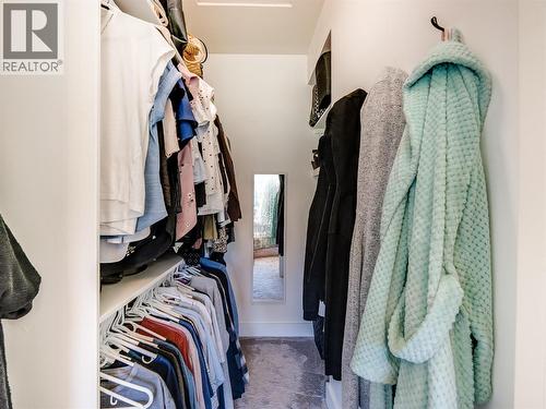 943 Riverview Place, Castlegar, BC - Indoor With Storage