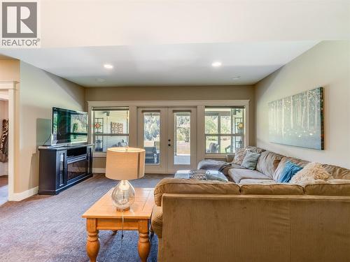 943 Riverview Place, Castlegar, BC - Indoor Photo Showing Living Room