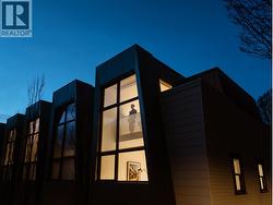 5 6 W 17TH AVENUE  Vancouver, BC V5Y 1Z4