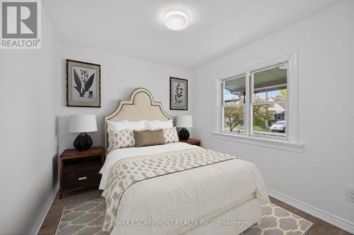 584 Waterloo Street, Hamilton, ON - Indoor Photo Showing Bedroom