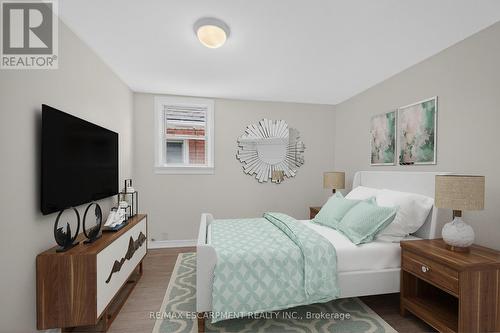 584 Waterloo Street, Hamilton, ON - Indoor Photo Showing Bedroom