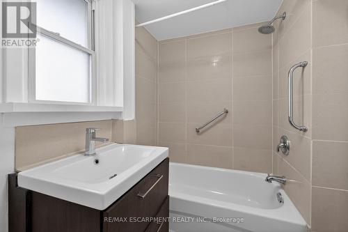 584 Waterloo Street, Hamilton, ON - Indoor Photo Showing Bathroom