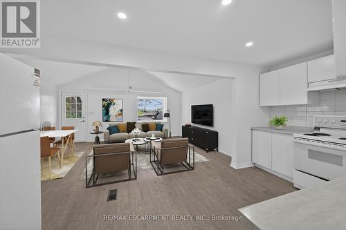 584 Waterloo Street, Hamilton, ON - Indoor Photo Showing Kitchen