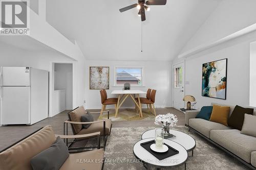 584 Waterloo Street, Hamilton, ON - Indoor Photo Showing Living Room