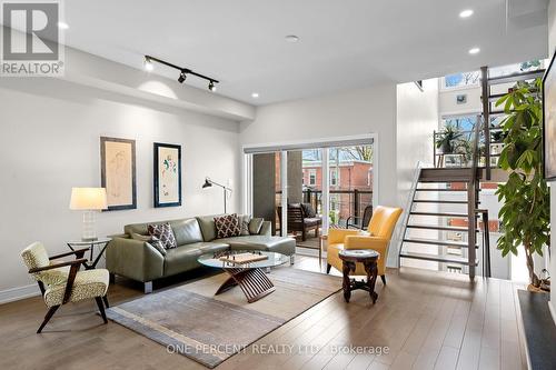 91 Hamilton Avenue N, Ottawa, ON - Indoor Photo Showing Living Room