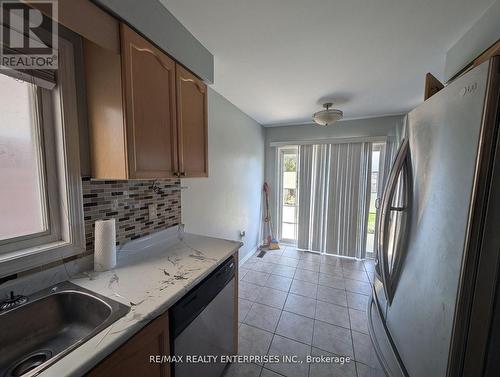 40 Sweetwood Circle, Brampton, ON - Indoor Photo Showing Kitchen