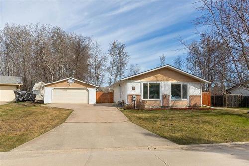 Welcome to 19 Hunter Crescent! - 19 Hunter Crescent, Pinawa, MB - Outdoor