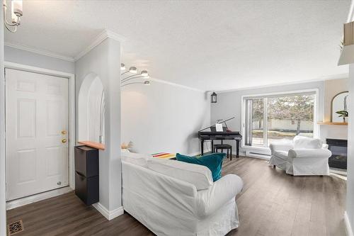 19 Hunter Crescent, Pinawa, MB - Indoor Photo Showing Living Room