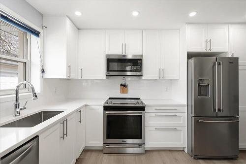 Beautifully remodeled kitchen - 19 Hunter Crescent, Pinawa, MB - Indoor Photo Showing Kitchen With Upgraded Kitchen