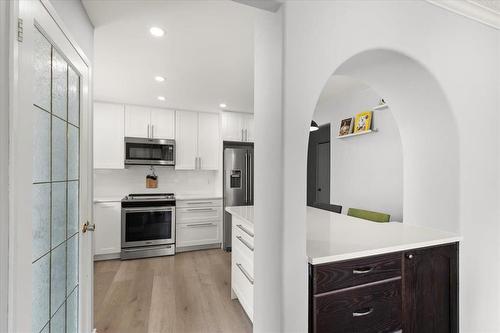 19 Hunter Crescent, Pinawa, MB - Indoor Photo Showing Kitchen With Upgraded Kitchen