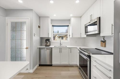 19 Hunter Crescent, Pinawa, MB - Indoor Photo Showing Kitchen With Upgraded Kitchen