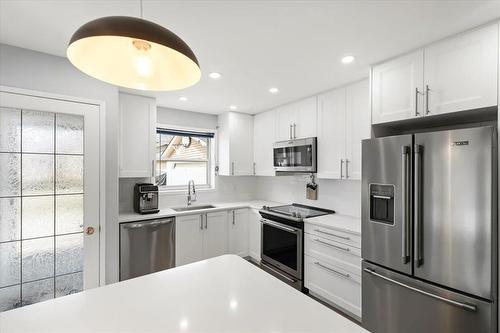 19 Hunter Crescent, Pinawa, MB - Indoor Photo Showing Kitchen With Upgraded Kitchen