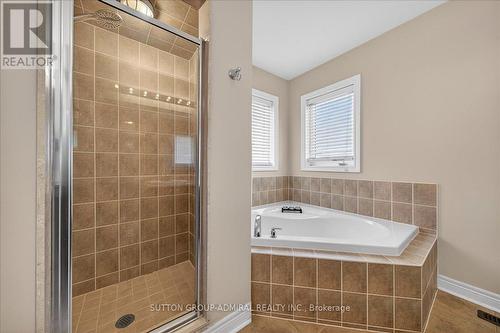 6 White Crescent, Barrie, ON - Indoor Photo Showing Bathroom