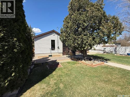 72 11Th Street, Weyburn, SK - Outdoor