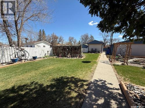 72 11Th Street, Weyburn, SK - Outdoor