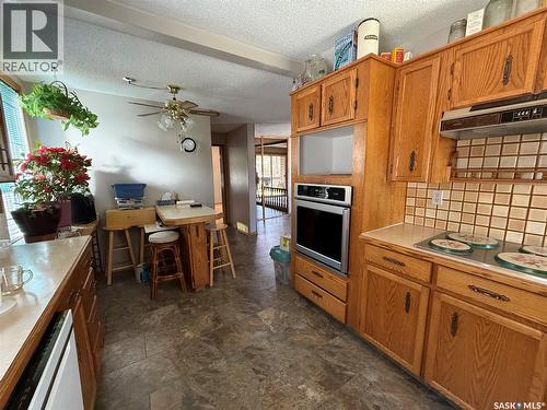 72 11Th Street, Weyburn, SK - Indoor Photo Showing Kitchen
