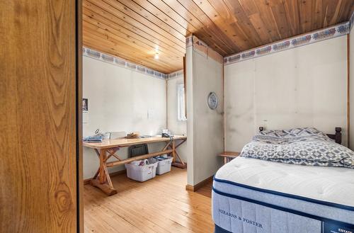 600 Robinson Road, Edgewood, BC - Indoor Photo Showing Bedroom