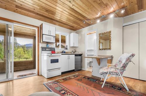 600 Robinson Road, Edgewood, BC - Indoor Photo Showing Kitchen