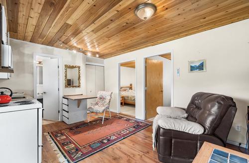 600 Robinson Road, Edgewood, BC - Indoor