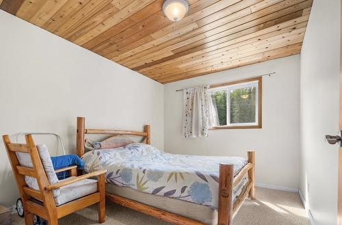 600 Robinson Road, Edgewood, BC - Indoor Photo Showing Bedroom
