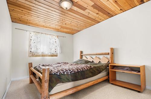 600 Robinson Road, Edgewood, BC - Indoor Photo Showing Bedroom