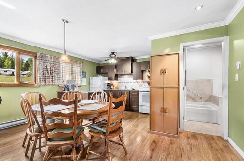 600 Robinson Road, Edgewood, BC - Indoor Photo Showing Dining Room