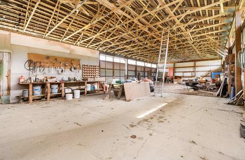600 Robinson Road, Edgewood, BC - Indoor Photo Showing Garage