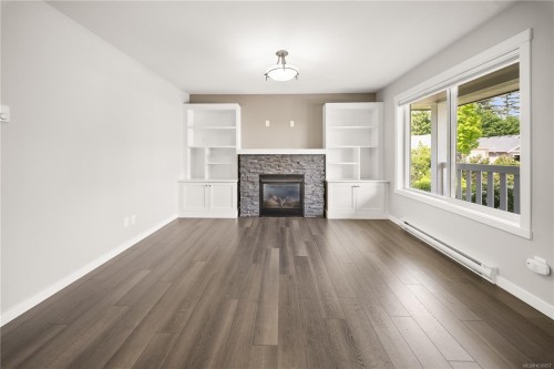 1730 Parhar Rd, Nanaimo, BC - Indoor Photo Showing Living Room With Fireplace