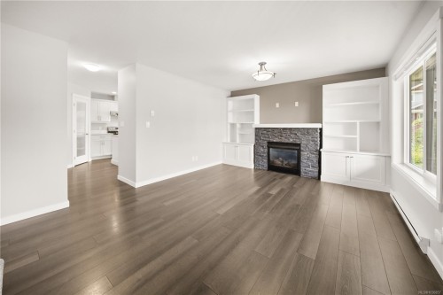 1730 Parhar Rd, Nanaimo, BC - Indoor Photo Showing Living Room With Fireplace