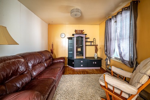 Salon - 200 Rue Water, Danville, QC - Indoor