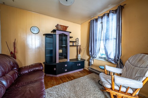 Salon - 200 Rue Water, Danville, QC - Indoor