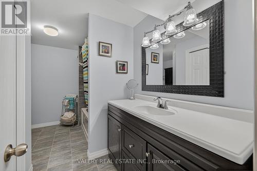 3 Hardcastle Place, Cambridge, ON - Indoor Photo Showing Bathroom