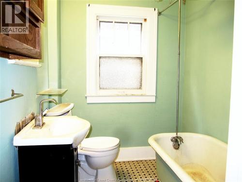 1063 Bruce, Windsor, ON - Indoor Photo Showing Bathroom