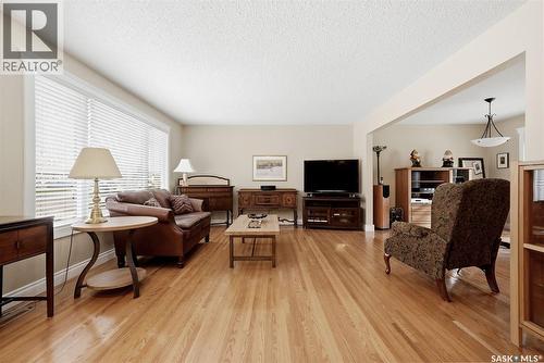 229 20Th Avenue E, Regina, SK - Indoor Photo Showing Living Room