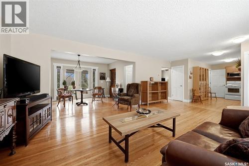 229 20Th Avenue E, Regina, SK - Indoor Photo Showing Living Room