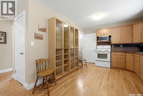 229 20Th Avenue E, Regina, SK - Indoor Photo Showing Kitchen