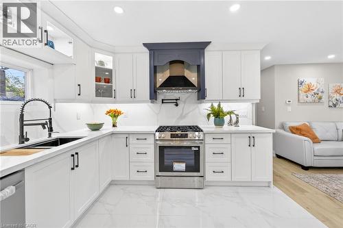 262 Broadway Avenue, Hamilton, ON - Indoor Photo Showing Kitchen With Upgraded Kitchen
