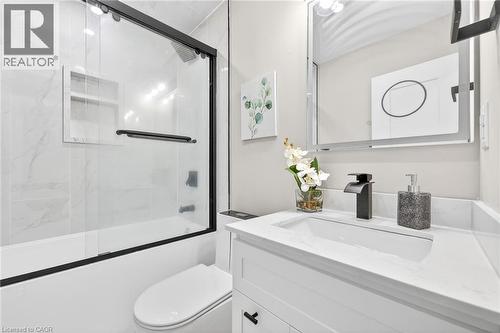 262 Broadway Avenue, Hamilton, ON - Indoor Photo Showing Bathroom