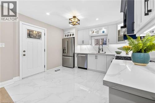 262 Broadway Avenue, Hamilton, ON - Indoor Photo Showing Kitchen