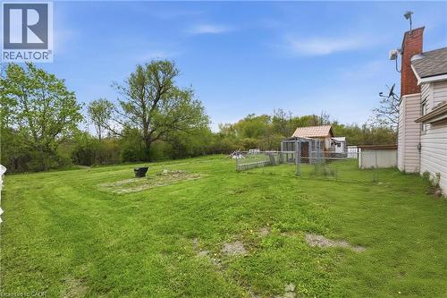 Expansive green lawn with mature trees bordering the property - 2934 Baker Road, Niagara Falls, ON - Outdoor
