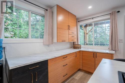 286 Harmony Beach Rd, Havilland, ON - Indoor Photo Showing Kitchen