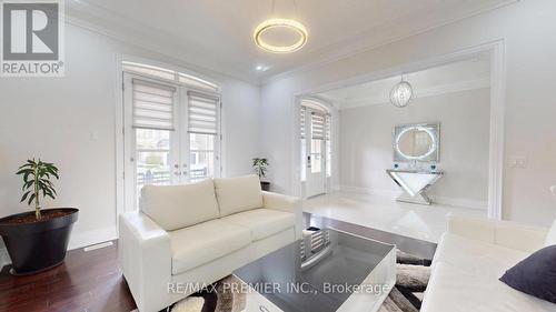 95 Sarracini Crescent, Vaughan, ON - Indoor Photo Showing Living Room