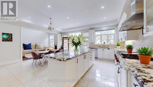 95 Sarracini Crescent, Vaughan, ON - Indoor Photo Showing Kitchen With Upgraded Kitchen