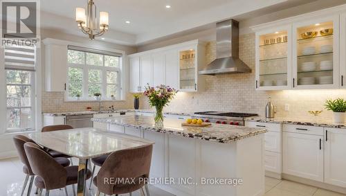 95 Sarracini Crescent, Vaughan, ON - Indoor Photo Showing Kitchen With Upgraded Kitchen