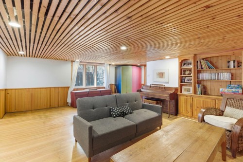 Salle familiale - 119 Boul. Graham, Mont-Royal, QC - Indoor
