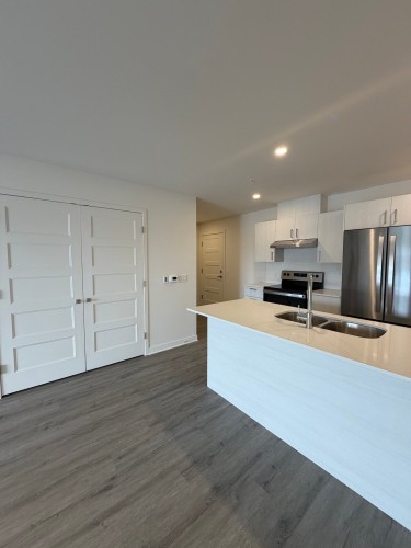 Kitchen - 204-416 Av. Barron, Lachute, QC - Indoor Photo Showing Kitchen With Double Sink